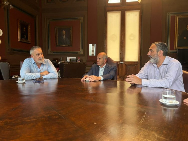 Rodrigo Martin y autoridades de la UNLP